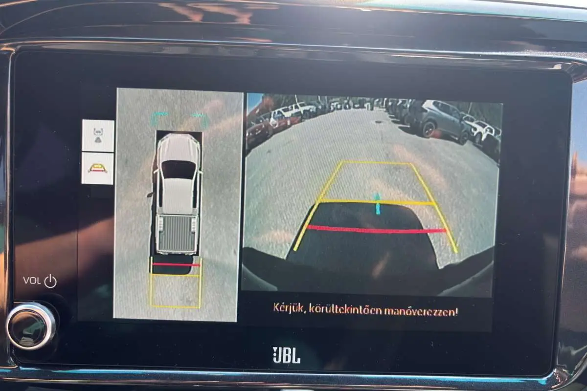 Écran multimédia montrant la caméra 360° et vue arrière avec lignes de guidage du Toyota Hilux gris atlas.