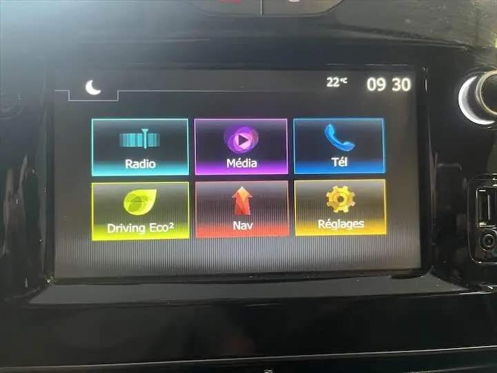 Écran tactile multimédia de la Renault Clio IV gris argent affichant les options Radio, Média, Téléphone, Eco, Navigation et Réglages.