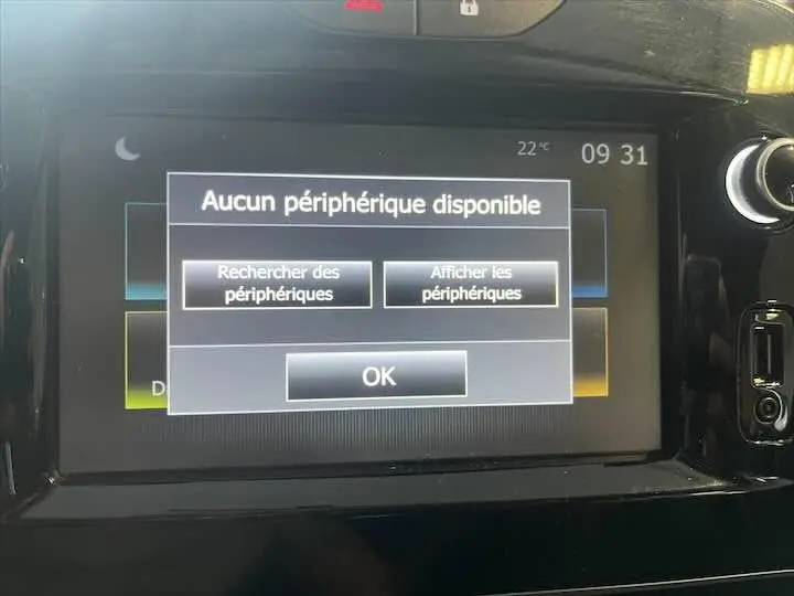 Écran tactile central de Renault Clio IV affichant un message "Aucun périphérique disponible" en intérieur noir brillant.