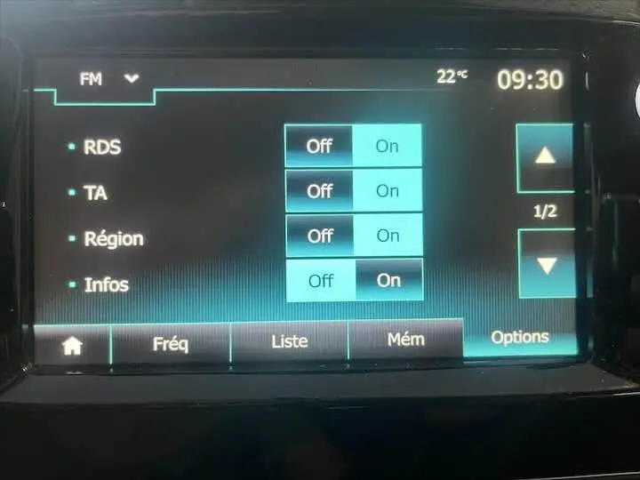 Écran tactile de la console centrale de la Renault Clio IV gris argent, affichant les réglages radio FM et options activées.