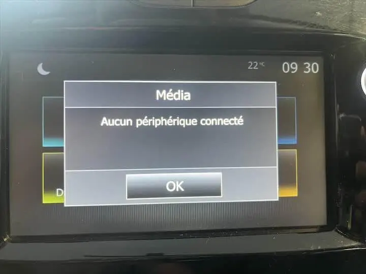 Écran tactile du système multimédia de la Renault Clio IV gris argent affichant un message "Aucun périphérique connecté".