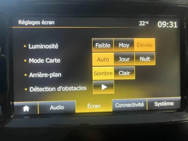 Écran tactile du système multimédia Renault Clio IV 0.9 TCE 90 Business affichant les réglages d'écran en intérieur.