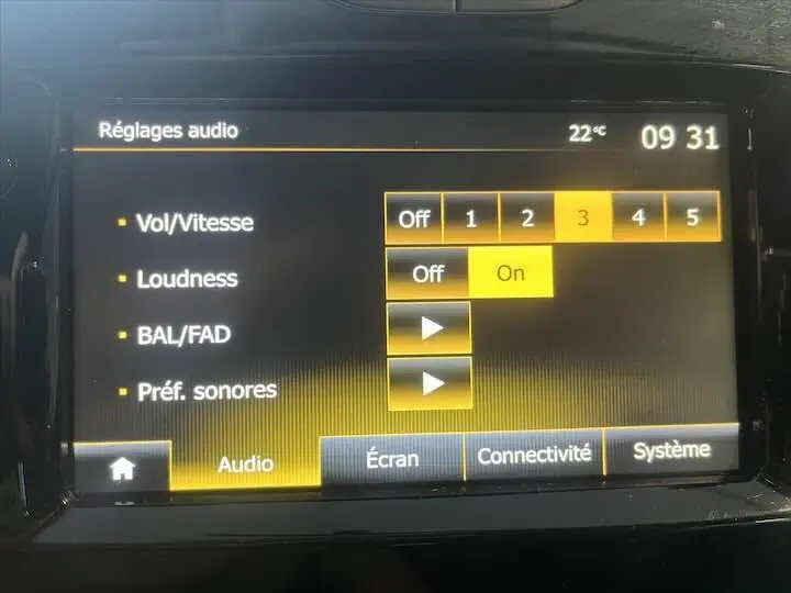Écran tactile central de la Renault Clio IV gris argent montrant les réglages audio avec options de volume et balance.