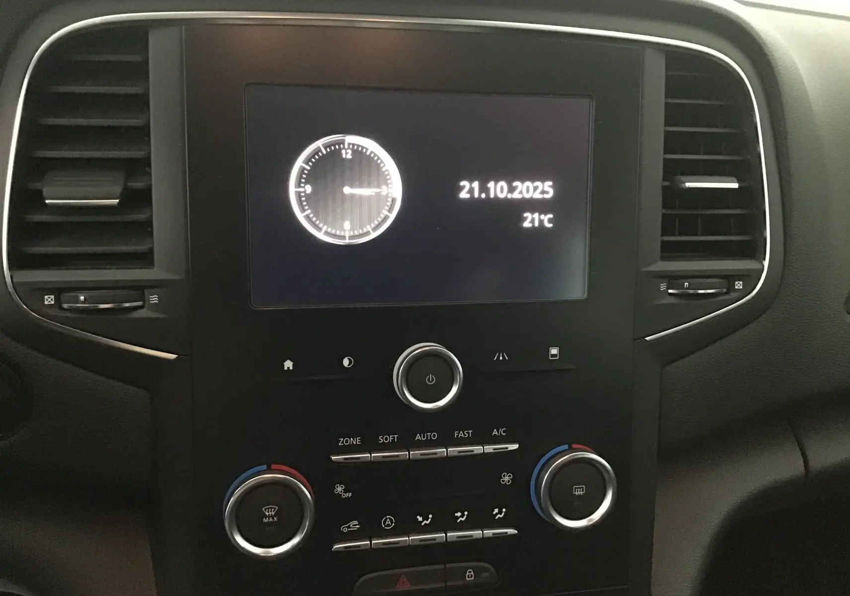 Tableau de bord noir de Renault Mégane IV Berline 2019 avec écran digital affichant date et température