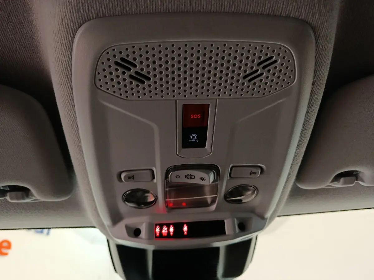 Vue en contre-plongée du plafonnier gris clair avec bouton SOS et éclairage intérieur de la Peugeot 208 PureTech 100 S&S Allure 2025