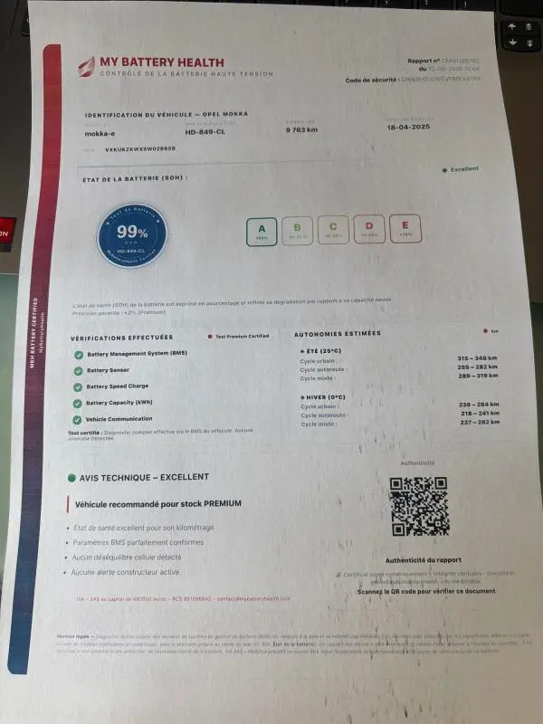 Document imprimé montrant le contrôle de la batterie haute tension d’un Opel Mokka électrique, avec état de santé à 99% et détails techniques.