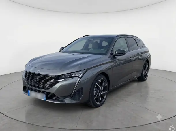 Peugeot 308 SW Hybrid gris vue 3/4 avant droit, jantes alliage 17 pouces et calandre distinctive noire.