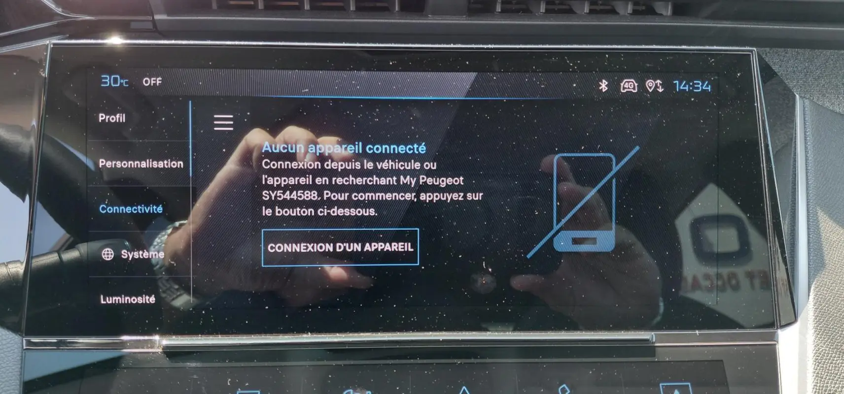 Écran tactile du cockpit numérique de la Peugeot 308 SW Hybrid 145 gris, affichant la connexion Bluetooth inactive.