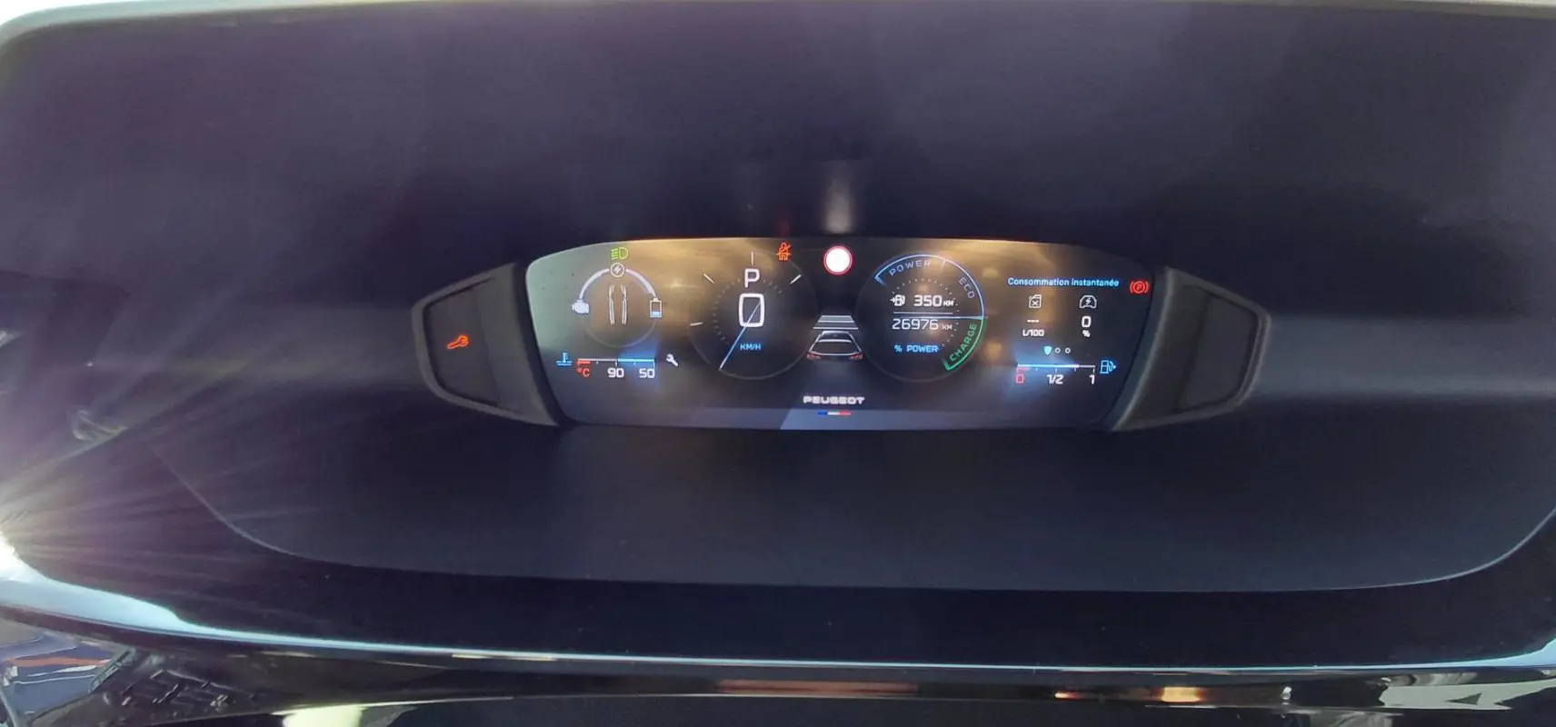 Affichage numérique du cockpit de la Peugeot 308 SW Hybrid 145 e-DCS6 Allure, tableau de bord moderne et lumineux.