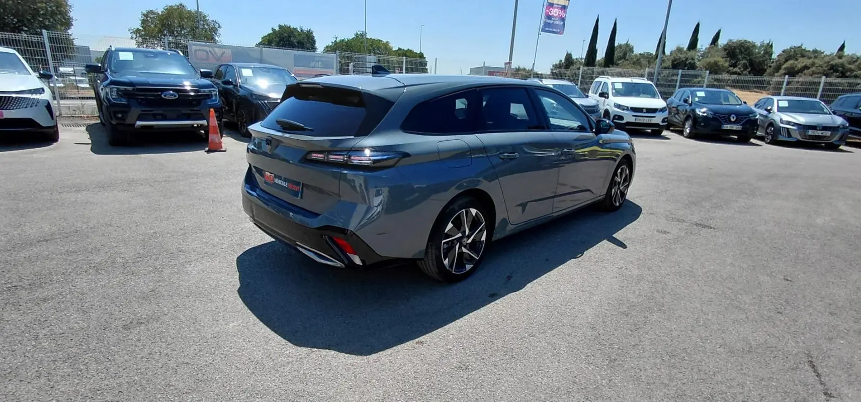 Peugeot 308 SW Hybrid gris vue 3/4 arrière droit, avec jantes alliage 17 pouces et feux arrière LED distinctifs.