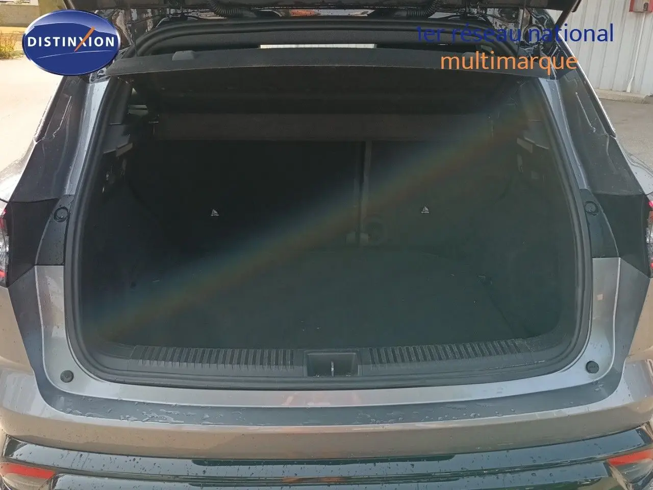 Coffre ouvert vue arrière d’un Renault Austral gris schiste métal, montrant l’espace de chargement vide.