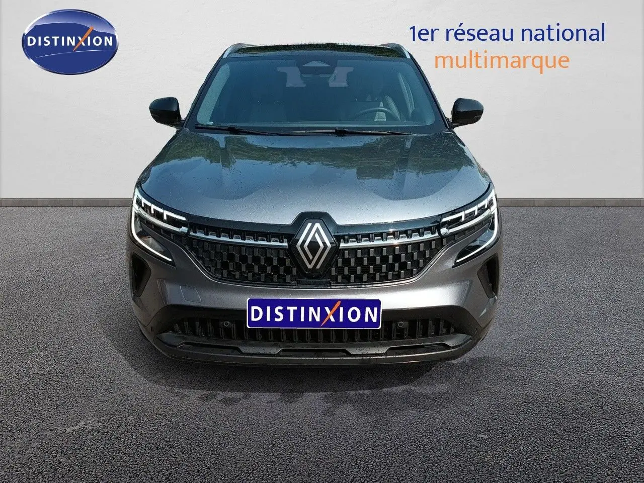 Vue avant du Renault Austral gris schiste métal avec calandre noire et signature lumineuse LED distinctive.