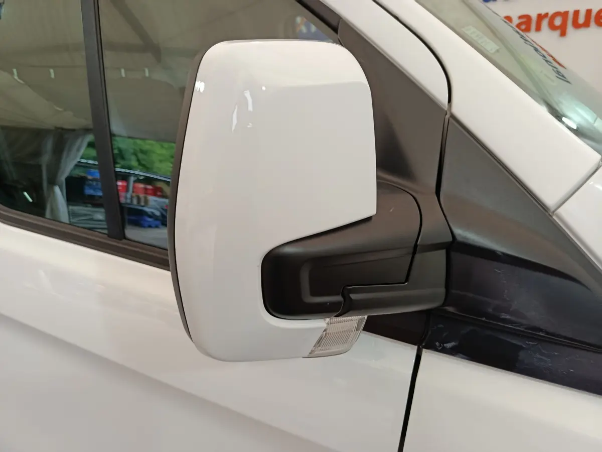 Rétroviseur droit blanc du Ford Transit Custom Fourgon 2020 avec clignotant intégré, vue rapprochée côté conducteur.