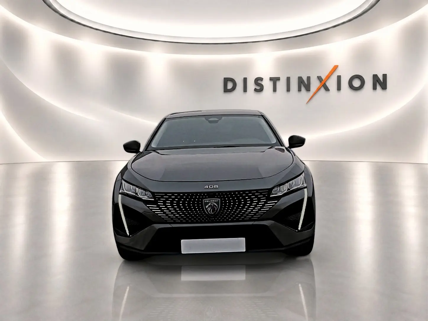 Vue frontale d'une Peugeot 408 gris sélénite avec calandre distinctive et feux LED en studio lumineux.