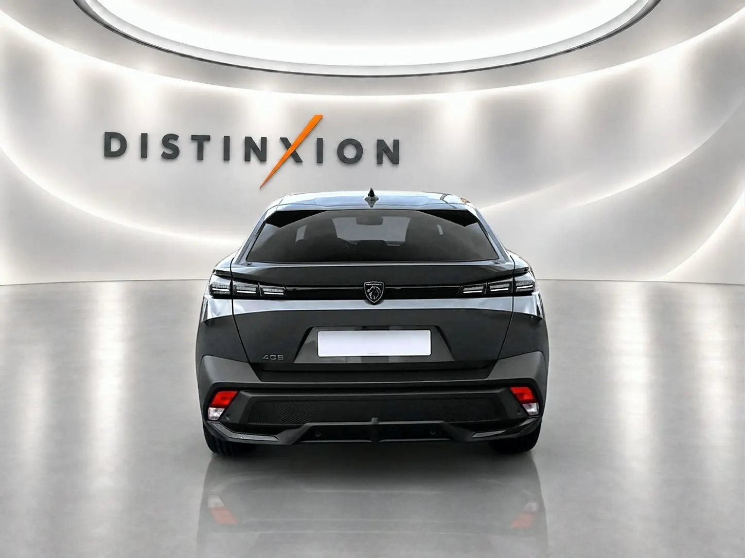 Vue arrière d'une Peugeot 408 Hybrid 145 allure gris sellenium e, avec feux LED et logo central sur fond lumineux.
