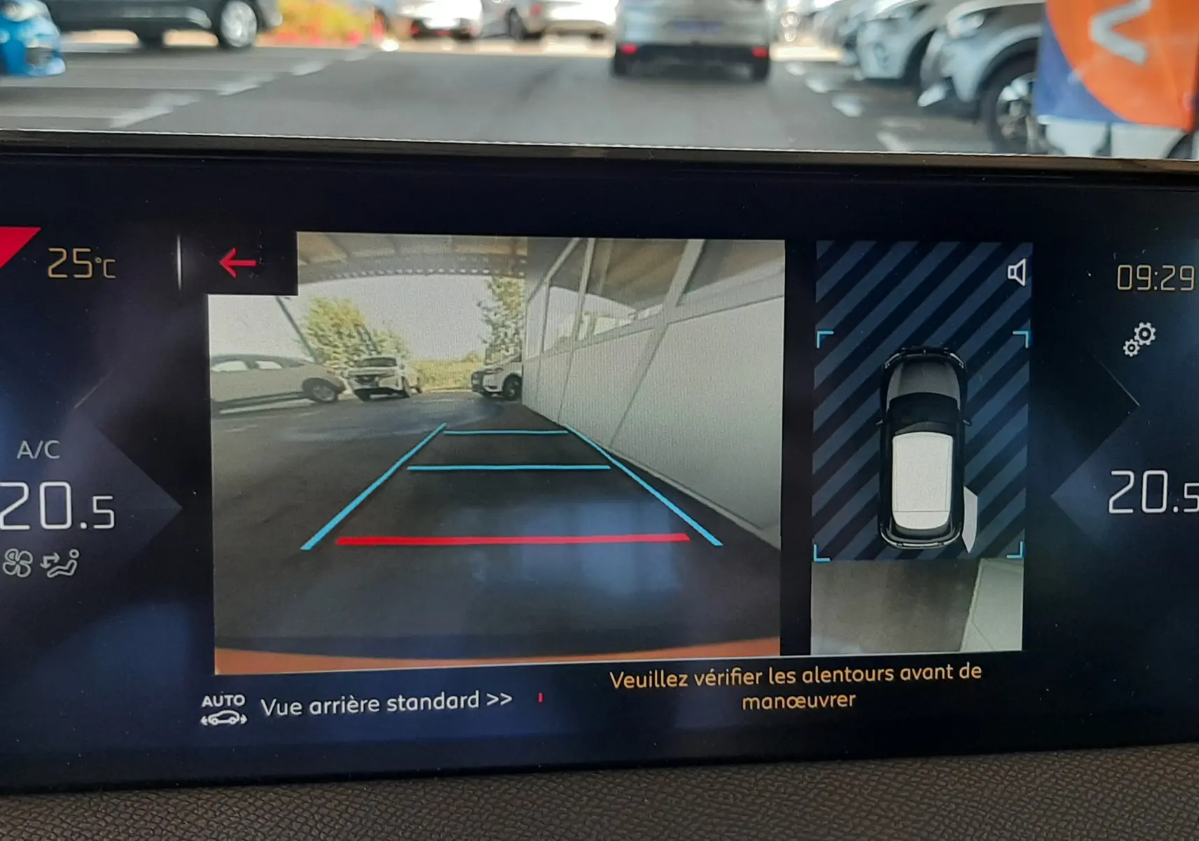 Affichage caméra de recul du DS3 Crossback gris platinium, vue arrière avec lignes de guidage bleues et rouges visibles.