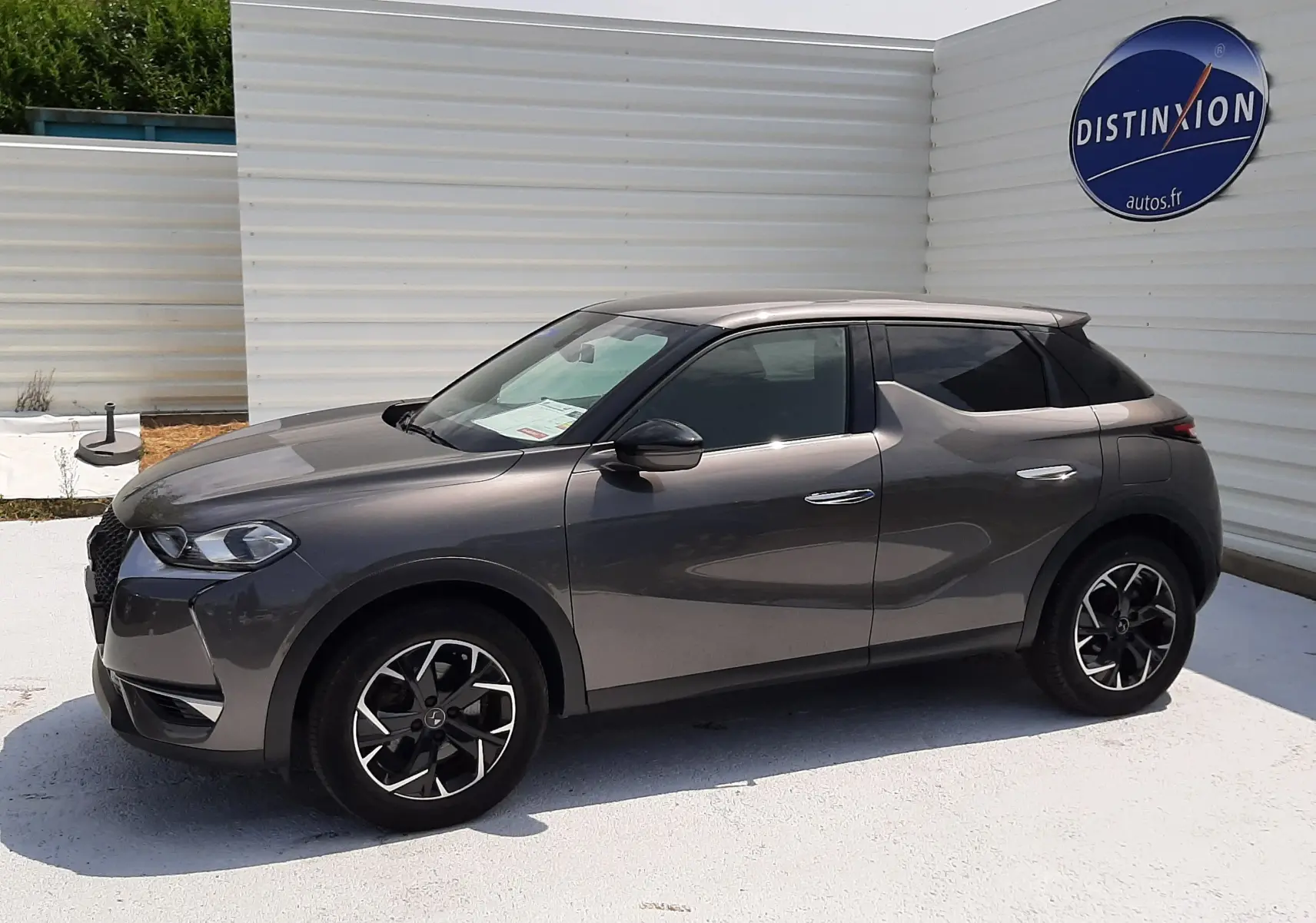 DS3 Crossback gris platinium métal vu de profil côté gauche, avec jantes noires à motifs argentés et toit noir.