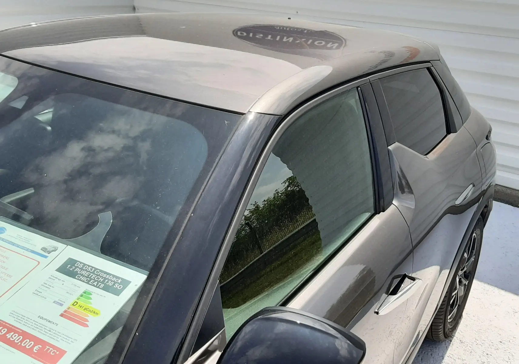 Vue côté droit en plongée d'un DS3 Crossback gris platinium métallisé avec rétroviseur noir et vitres teintées.