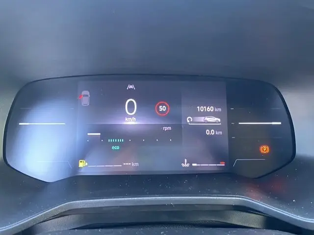 Tableau de bord numérique 7 pouces de la Renault Clio V 1.5 BlueDCI 100 Evolution, affichage vitesse et alertes.