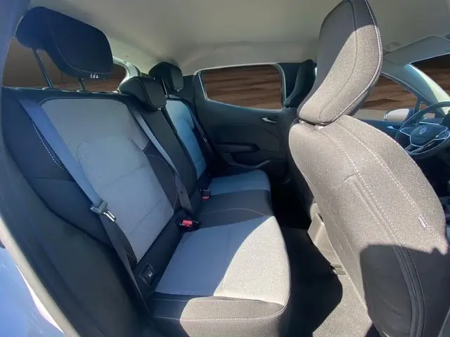 Vue intérieure arrière droite de la Renault Clio V 1.5 BlueDCI 100 Evolution en sellerie textile gris à motif 3D.