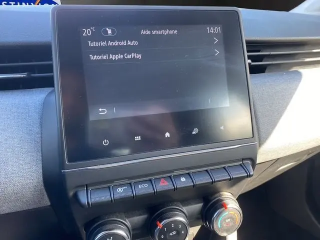 Écran tactile Easy Link 7'' affichant tutoriels Android Auto et Apple CarPlay dans Renault Clio V gris Rafale, vue centrale du tableau de bord