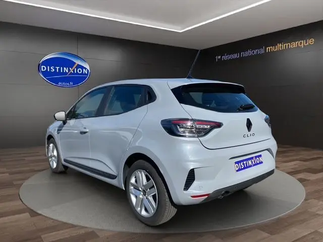 Renault Clio V gris Rafale vue 3/4 arrière droit en intérieur avec feux arrière Full LED et jantes 16 pouces.