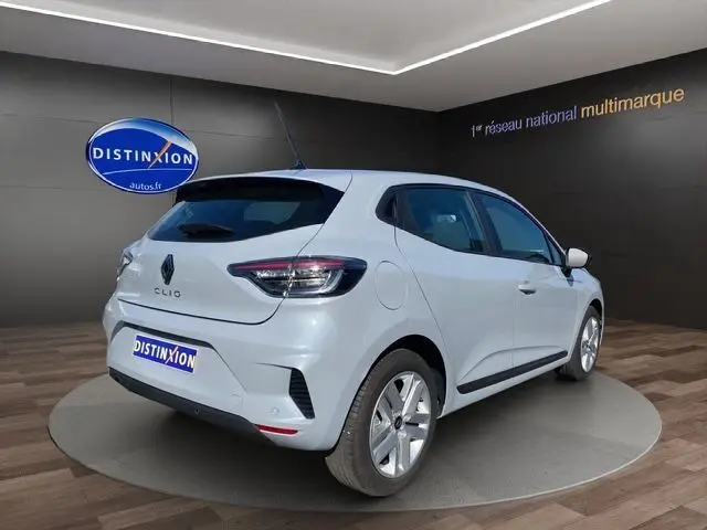 Renault Clio V gris Rafale vue 3/4 arrière droit en intérieur avec feux arrière Full LED et enjoliveurs 16 pouces Amiticia