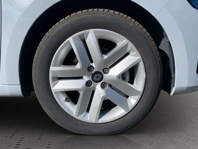 Gros plan sur la roue avant droite d'une Renault Clio V gris Rafale avec enjoliveur 16'' Amiticia visible