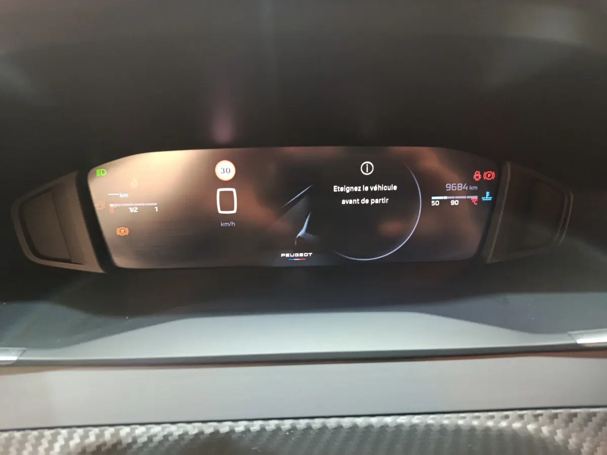 Affichage numérique du combiné d'instruments de la Peugeot 208 PureTech 100 S&S Allure avec message d'alerte et kilométrage visible