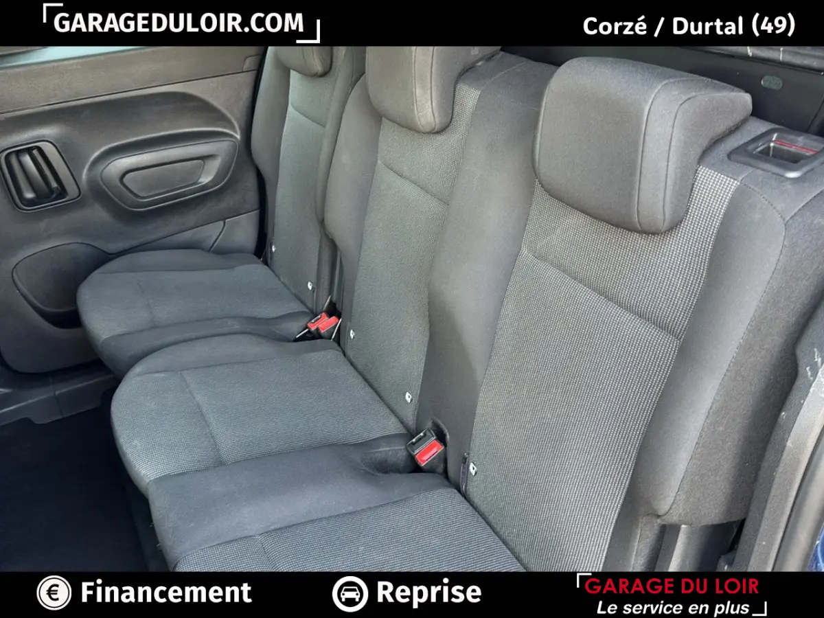 Vue intérieure côté droit des sièges arrière gris foncé du Peugeot Rifter 1.5 BlueHDi 100 S&S Taille M Allure 2024.