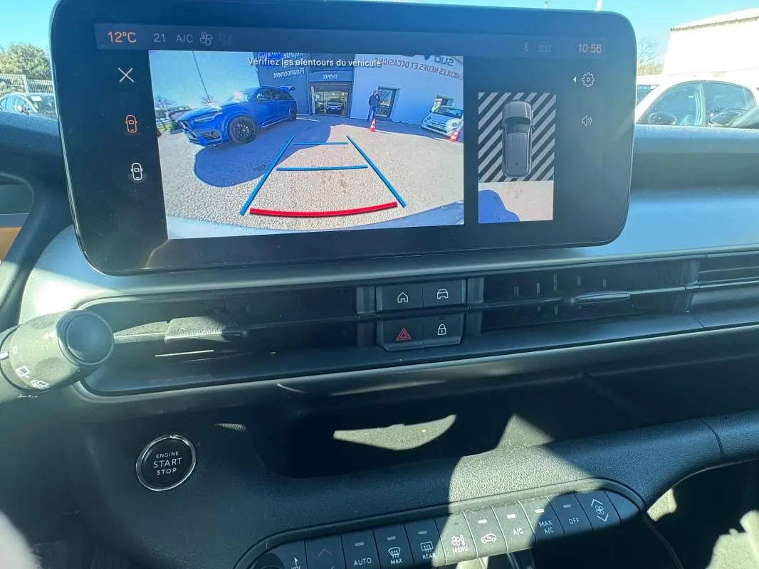 Vue intérieure du tableau de bord du Jeep Avenger gris 2025, écran affichant la caméra de recul avec guidage.