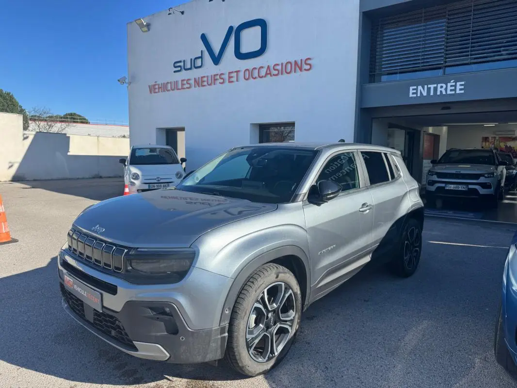 Jeep Avenger gris vue 3/4 avant droit, avec jantes alliage 18 pouces et rétroviseurs noirs brillants.