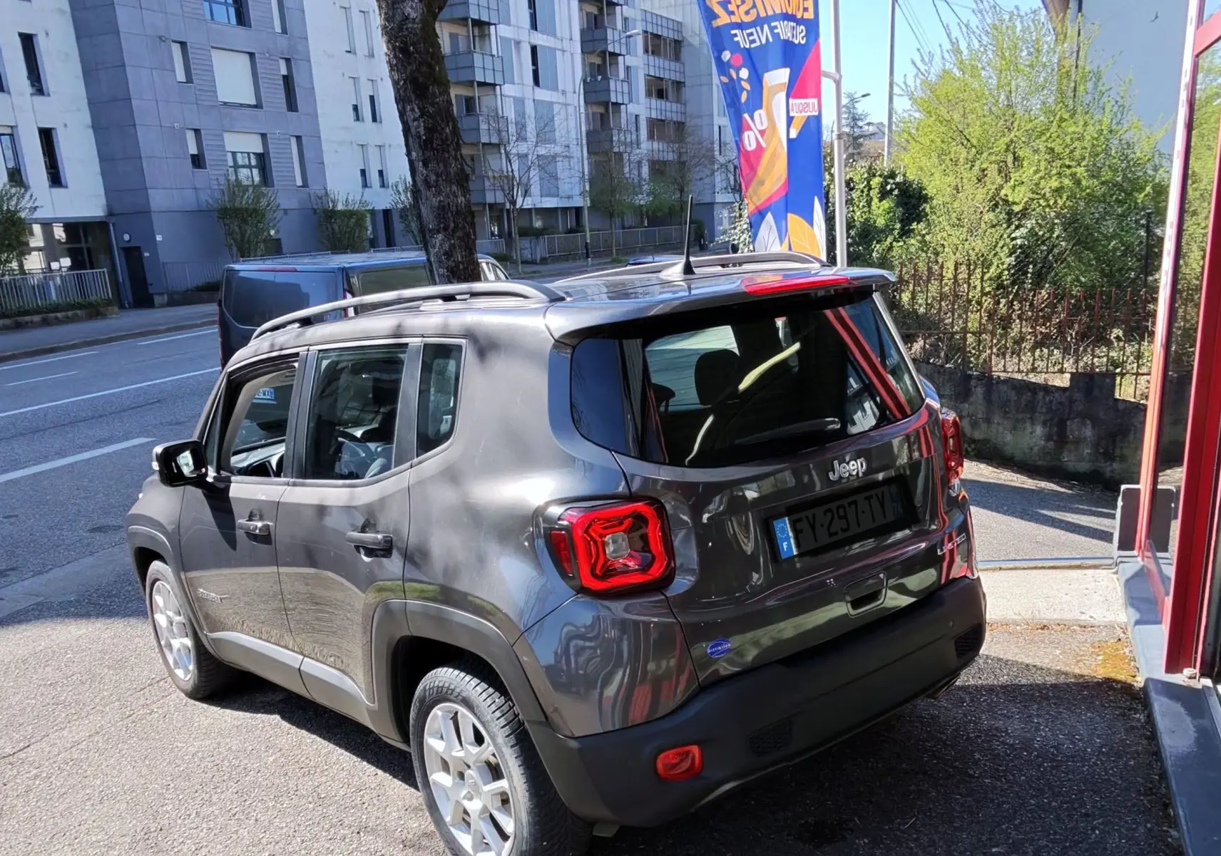 Jeep Renegade Granite Crystal métallisé en 3/4 arrière droit, mettant en valeur ses feux arrière distinctifs et sa silhouette compacte.