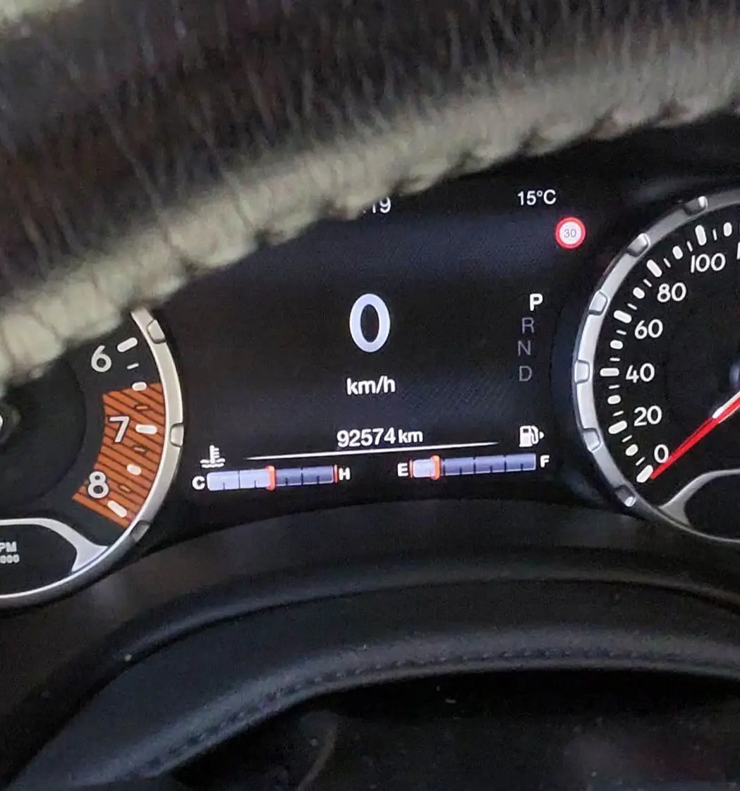 Vue rapprochée du tableau de bord digital du Jeep Renegade 2020, affichant vitesse, kilométrage et jauges.