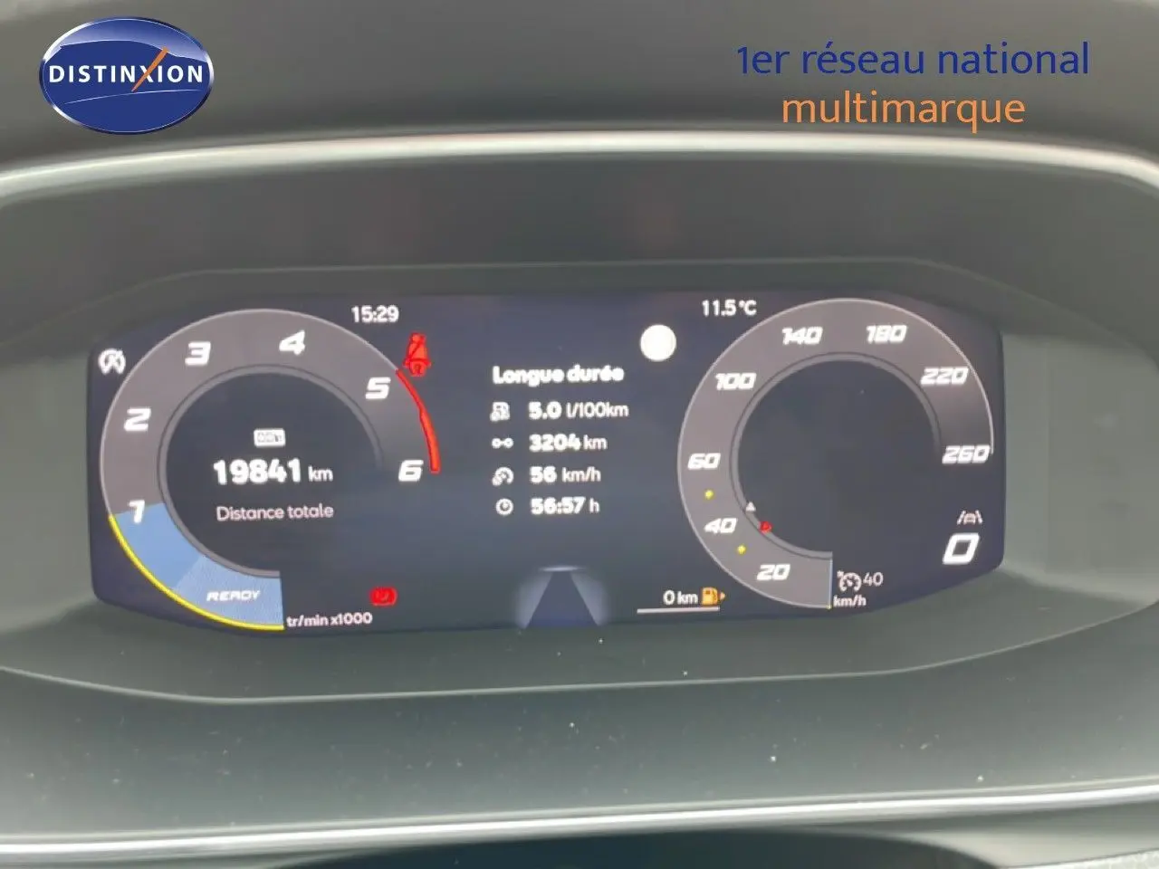 Tableau de bord numérique de SEAT LEON ST 2025 affichant compte-tours, vitesse et informations de conduite.