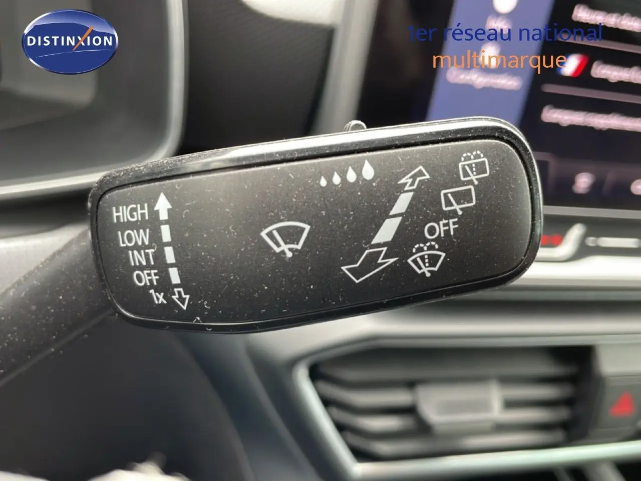 Gros plan sur la commande des essuie-glaces dans l’habitacle d’une SEAT LEON ST 2025, finition Style XL.