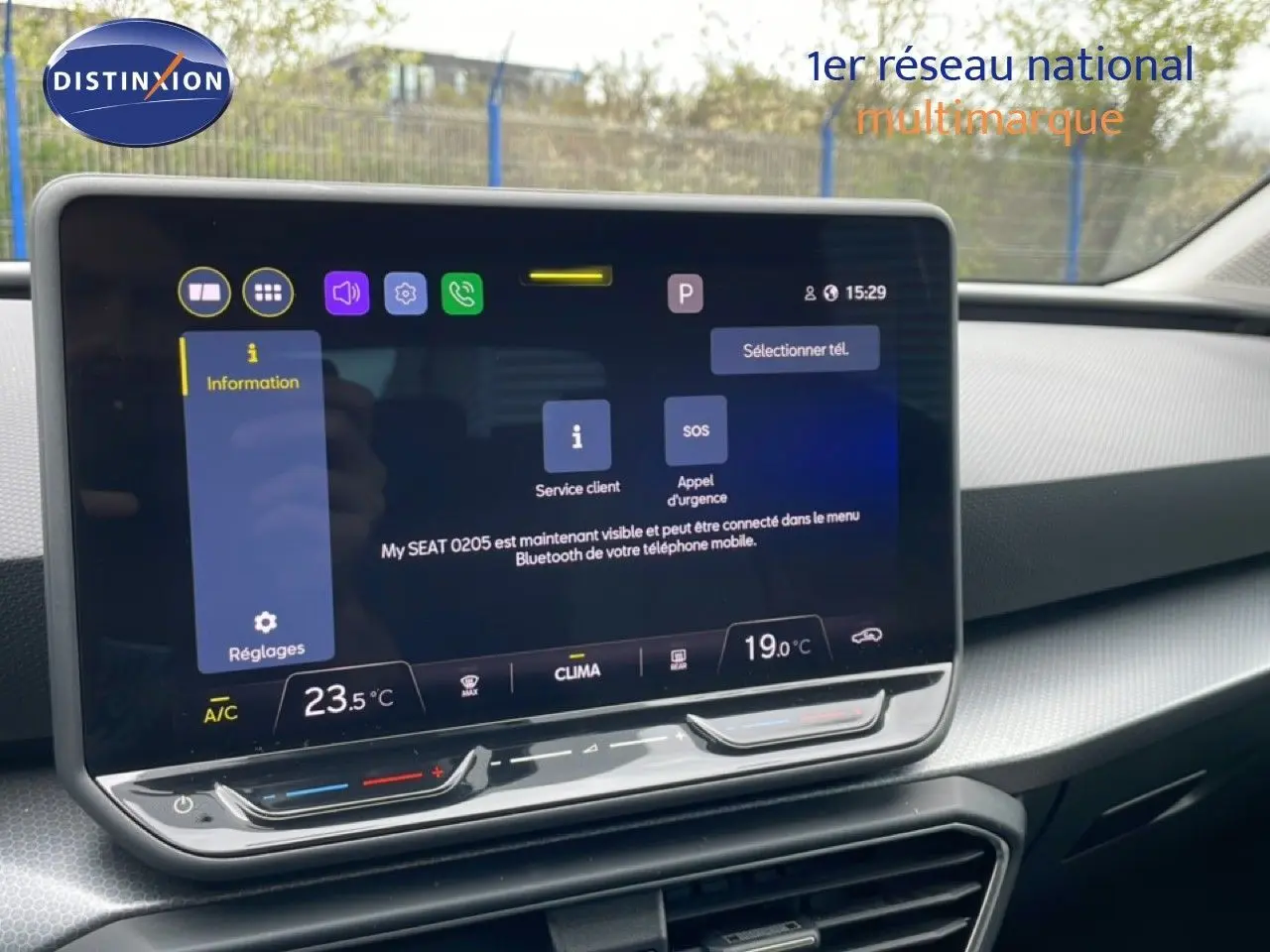 Écran tactile central du tableau de bord du SEAT LEON ST 2.0 TDI 115CH STYLE XL avec interface connectée et climatisation digitale.