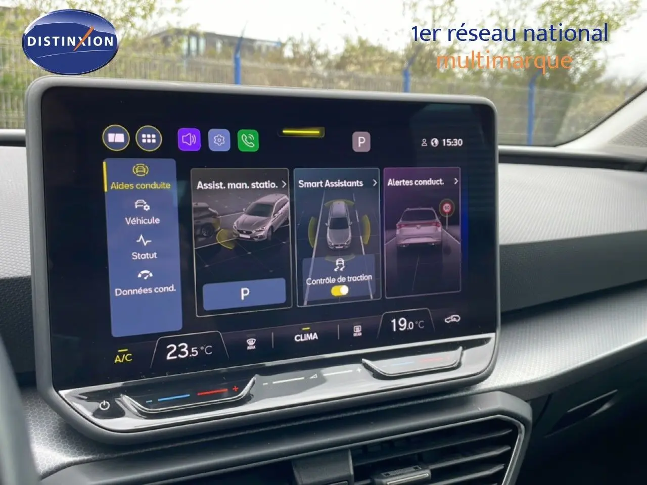 Écran tactile central affichant les aides à la conduite dans l’habitacle gris-noir du SEAT Leon ST bleu Fjord.