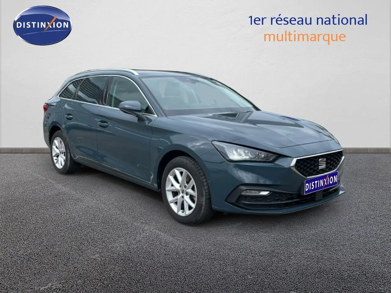 SEAT LEON ST bleu Fjord en 3/4 avant droit, break diesel 2025 avec jantes alliage et calandre noire.