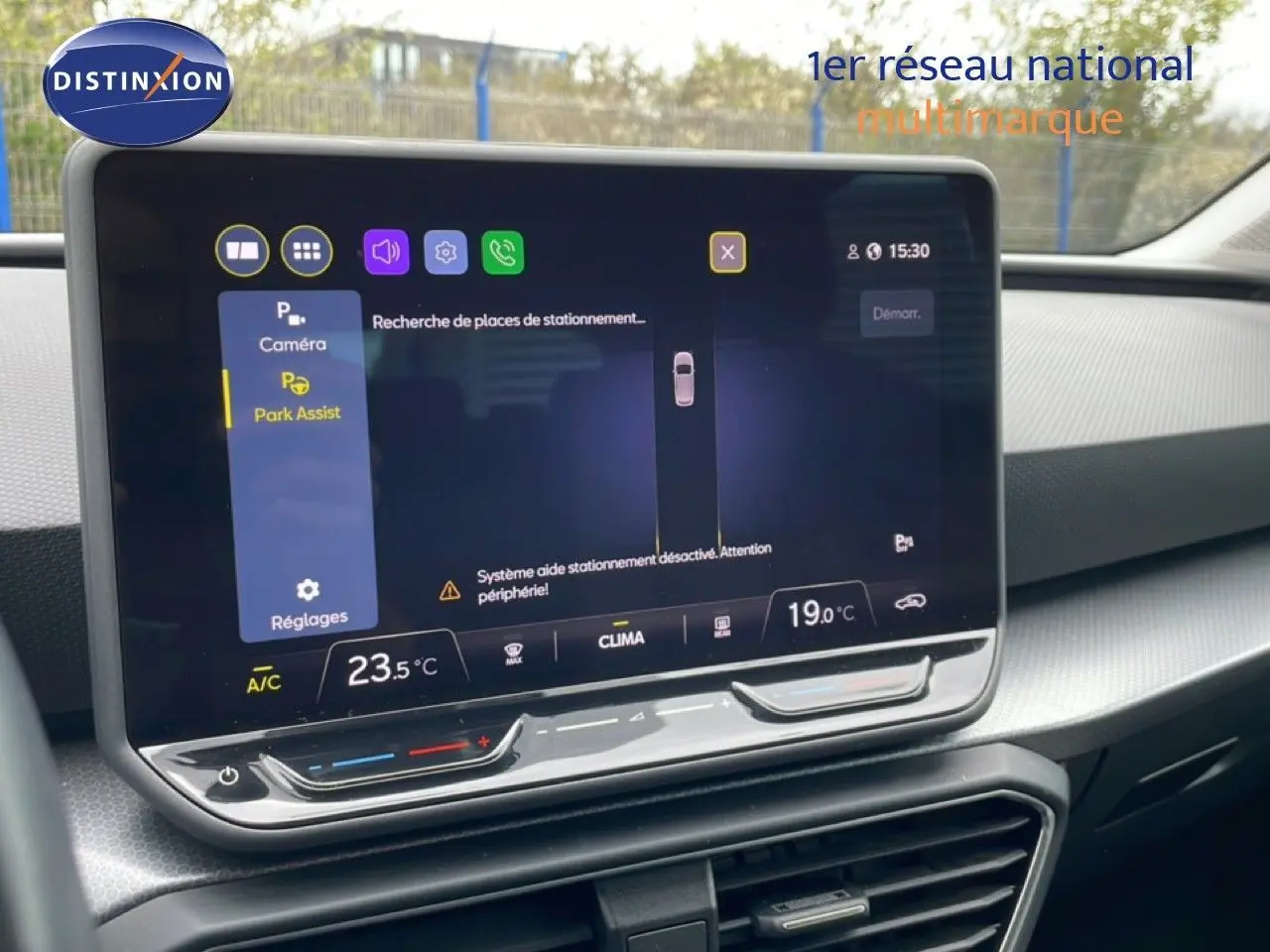 Écran tactile central affichant l'assistance au stationnement dans l'habitacle d'une SEAT LEON ST 2.0 TDI bleu Fjord.