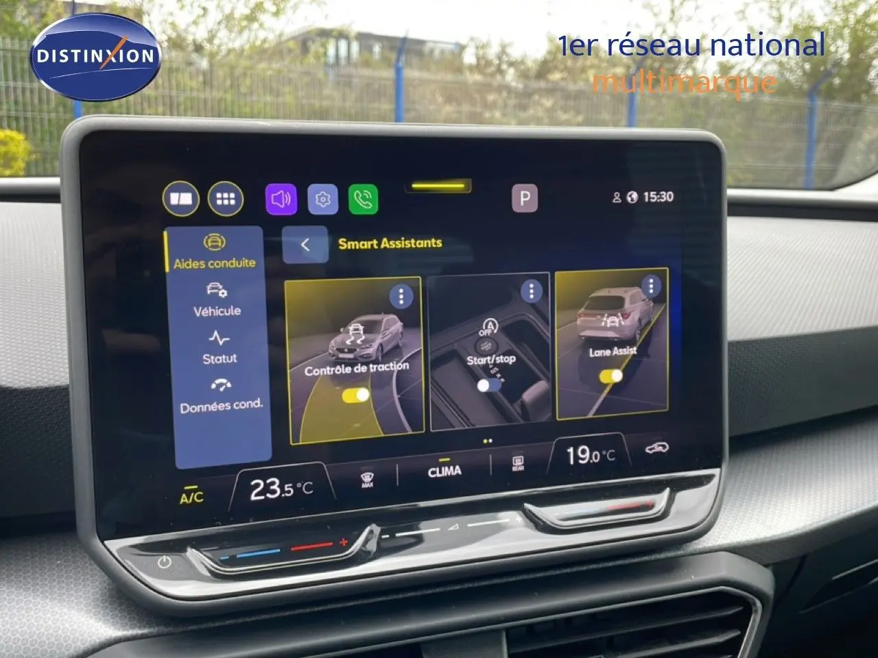 Écran tactile central affichant les assistants de conduite dans l’habitacle d’une SEAT LEON ST 2025.