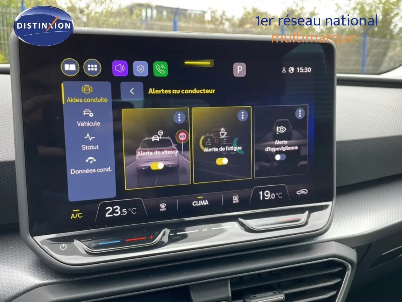 Écran tactile du système d’aide à la conduite dans l’habitacle d’une SEAT LEON ST 2025.