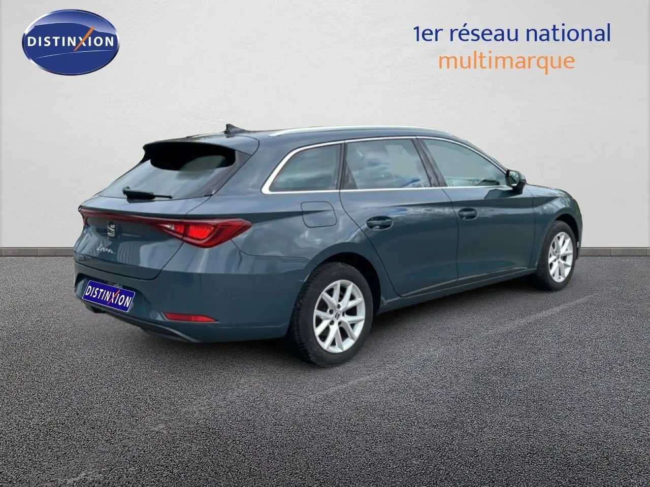 SEAT LEON ST 2025 bleu Fjord en vue 3/4 arrière droit, break diesel avec jantes alliage et feux LED distinctifs.