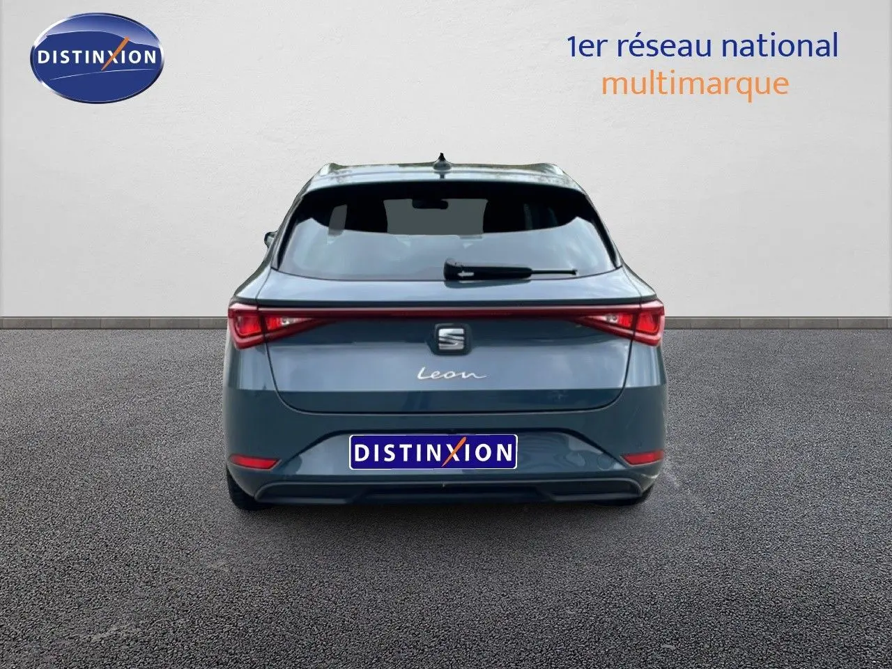 Vue arrière d'une SEAT Leon ST 2.0 TDI bleu Fjord, soulignant ses feux arrière en bandeau lumineux.