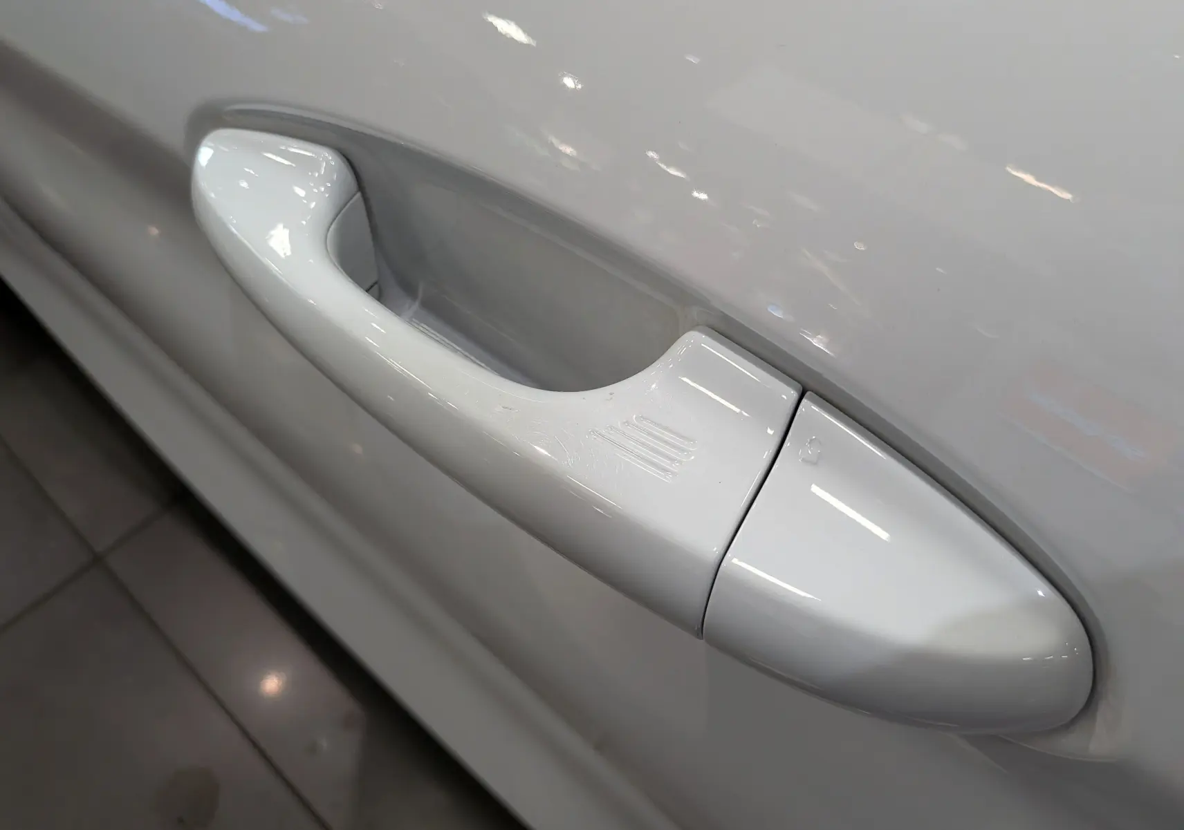 Poignée de porte blanche en gros plan sur une Ford Fiesta 1.0 EcoBoost 95 ch ST Line de 2020.