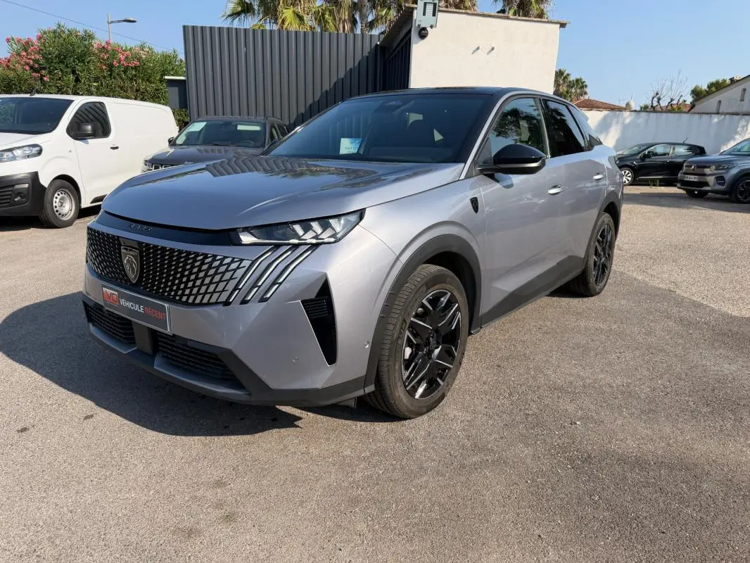 Peugeot 3008 Hybrid gris, vue 3/4 avant droit, jantes alliage noires 19 pouces et calandre distinctive.