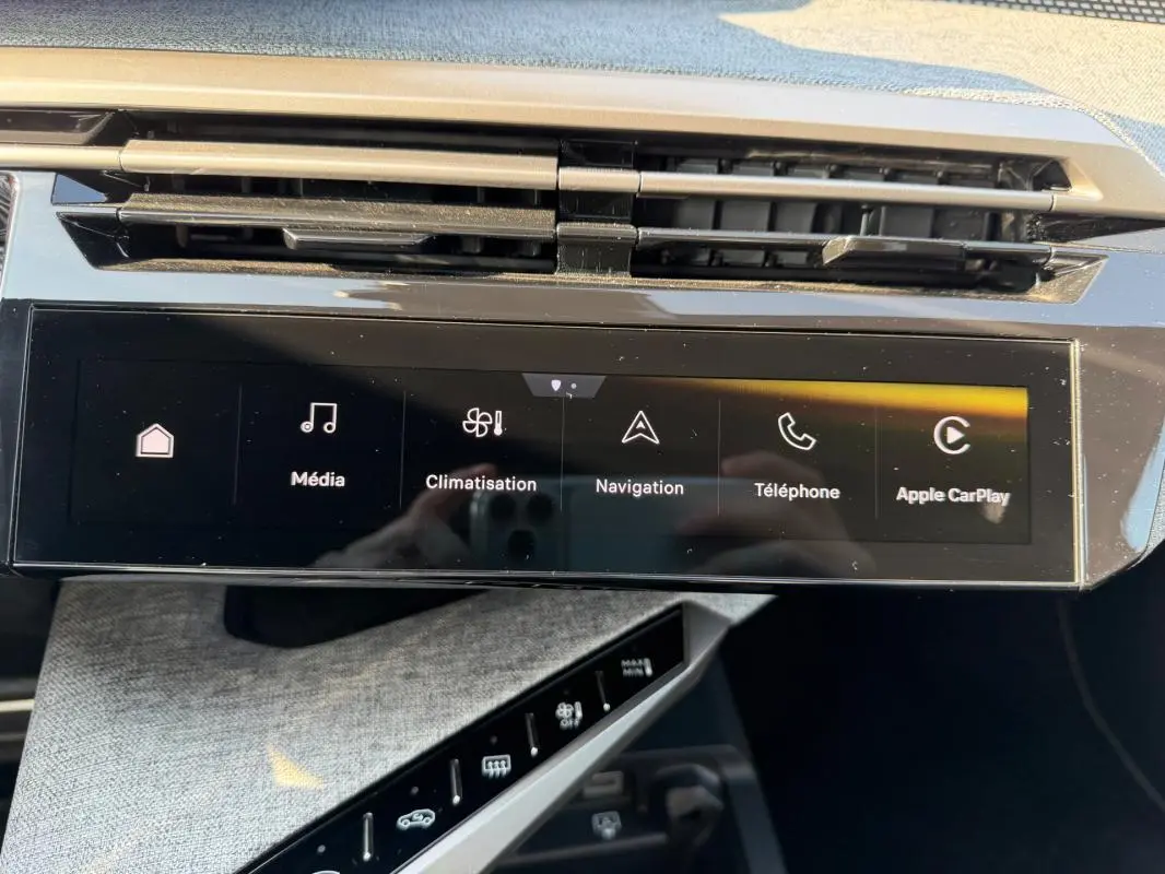 Écran tactile central du tableau de bord du Peugeot 3008 gris, affichant les menus Média, Climatisation, Navigation, Téléphone et Apple CarPlay.