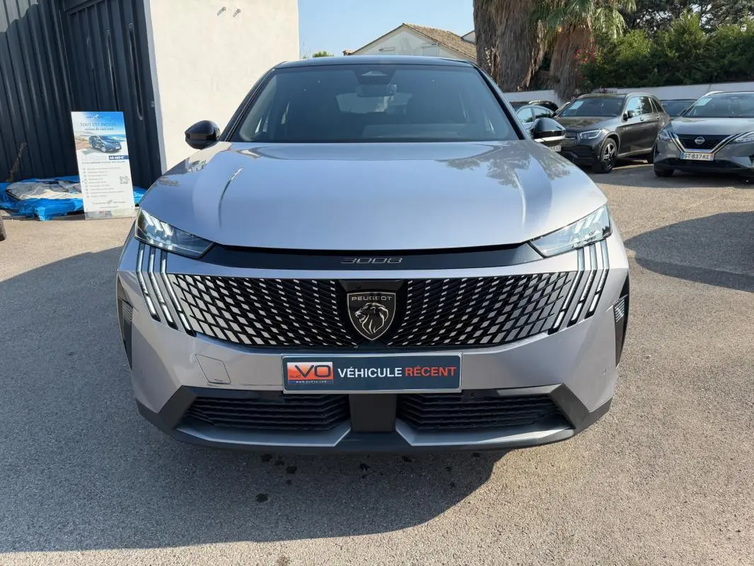 Vue avant frontale du Peugeot 3008 Hybrid gris 2025 avec calandre distinctive et phares LED fins.