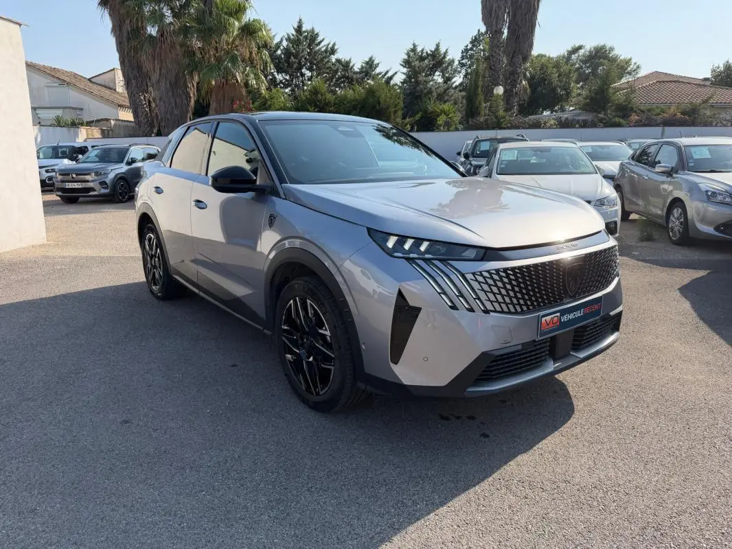 Peugeot 3008 Hybrid gris en 3/4 avant droit, jantes alliage noires 19 pouces et calandre distinctive moderne.