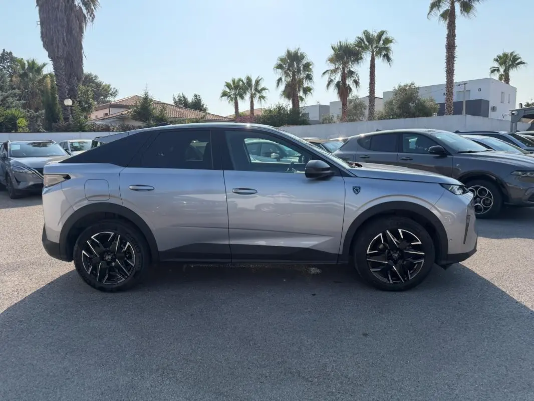 Peugeot 3008 Hybrid 145 e-DCS6 GT gris vue de profil côté gauche, avec jantes alliage noires 19 pouces.